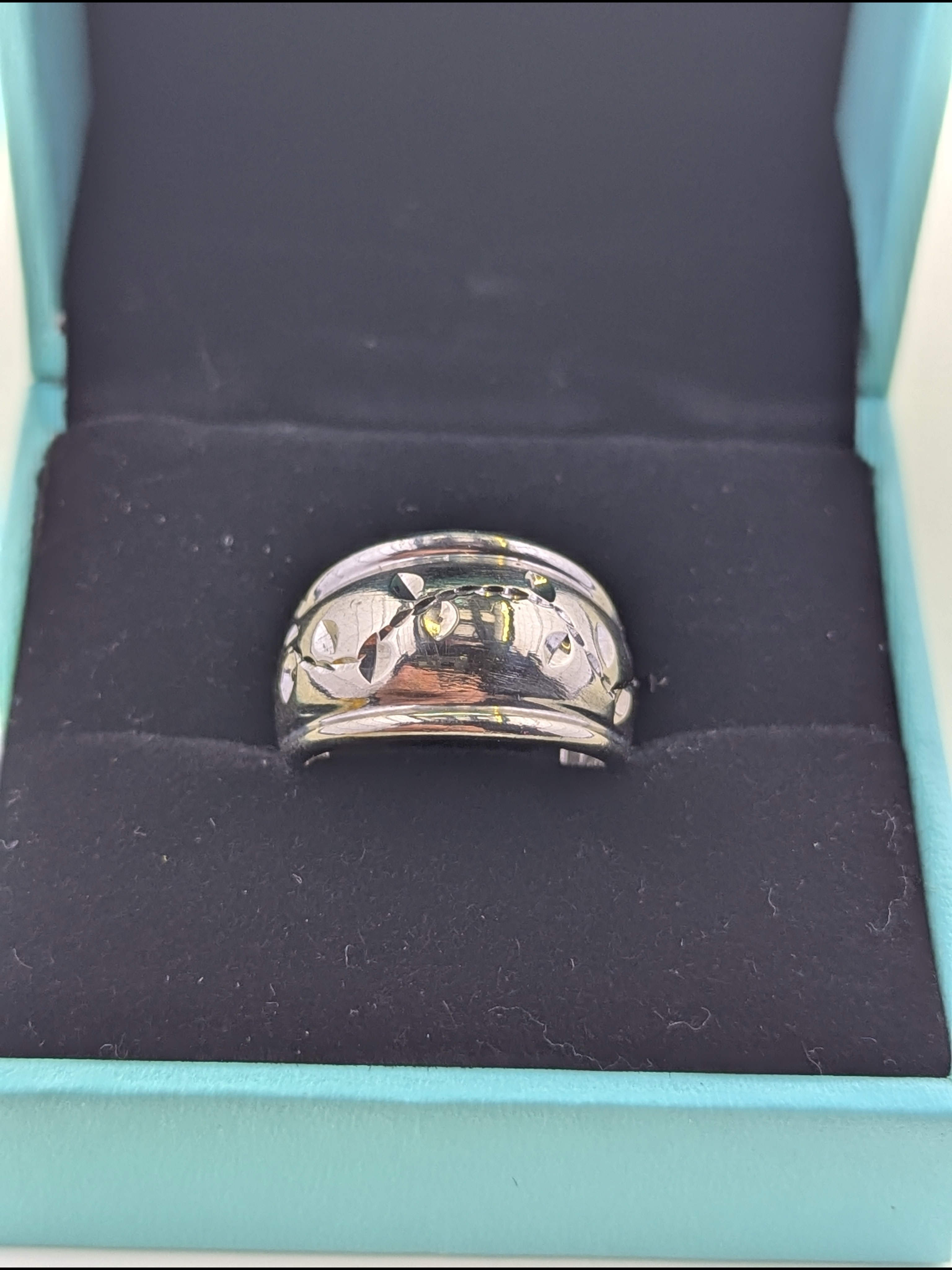 Vintage Floral 10k White Gold Diamond-Cut Cigar Band Ring